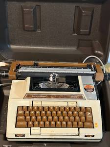 lot 594C image: LL - Vintage Smith-Corona 2200 Electric Typewriter with Case