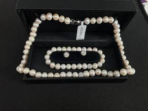 lot 20 image: R.H MCYS & CO Fine Jewlery  White Cultured Freshwater Pearl (7mm) & Crystal Collar Jewelry Set (Missing 1 Diamond On 1 Earring)