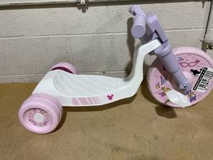 lot 367 image: Minnie Mouse Fly Wheels Cruiser