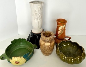 lot 229 image: Pottery Lot - Roseville 428-6 Peony Bowl & Assorted Vases