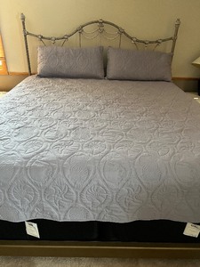 lot 25 image: Ornate Metal Headboard &amp Footboard with HOM Furniture Fabulous Lux Firm, QE Edition King Size Mattress