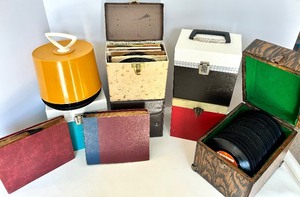 lot 193 image: Collection of Vintage 45 RPM Records with Assorted Record Cases