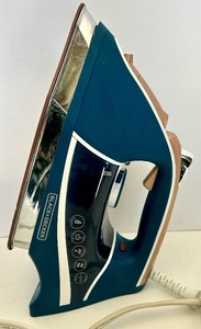 lot 196 image: BlackDecker Steam Iron with Adjustable Settings