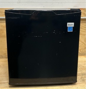 lot 27 image: Avanti Mini Fridge