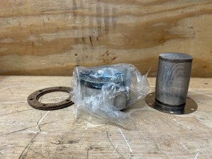 lot 62 image: Filler Breather Assy WScreen lot of 3