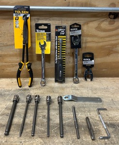 lot 107 image: Random assortment of tools and accessories lot of 14