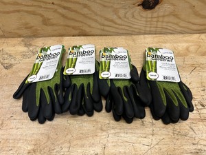 lot 113 image: Bellingham Bamboo Gardener Unisex Palm-dipped Gardening Gloves Green S (lot of 4)
