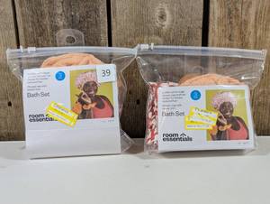 lot 39 image: Room Essentials - bath set shower cap with elastic trim  (set of 2)