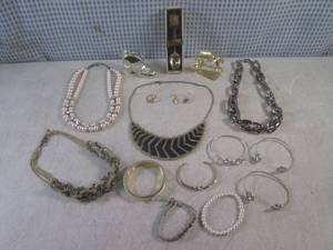 lot 84 image: (BSB) Fashion Jewelry and Other Col...