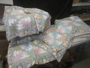 lot 89 image: (EW3) Large Quilt Blanket, 4 Quilt ...