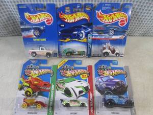 lot 113 image: (G-1) Assorted Hot Wheels in Packag...