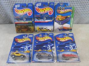lot 114 image: (G-1) Assorted Hot Wheels in Packag...