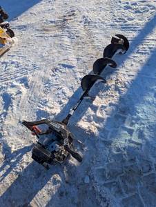 lot 7 image: Strike Master Ice Auger