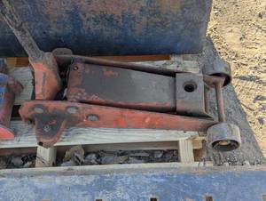 lot 12 image: 1.5 Ton Floor Jack with Handle - Red