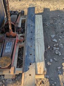 lot 13 image: 80-In bucket blade square inserts