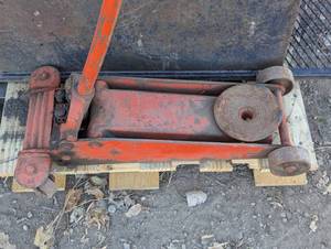 lot 16 image: Large 1.5 Ton Jack with Handle - Orange