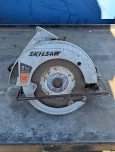 lot 37 image: Skillsaw 7 14 corded - circular saw