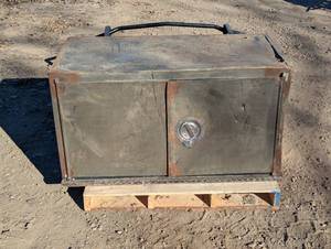 lot 46 image: Large 48x24 storage cabinet. Heavy duty
