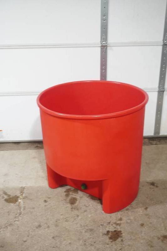 lot 1 image: Molded Plastic Soaking Tub. New. Victorian Bathtubs. 30 diameter by 29 high