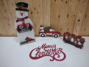 lot 107 image: Holiday Signs Christmas countdown snowman