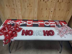 lot 108 image: Holiday Signs