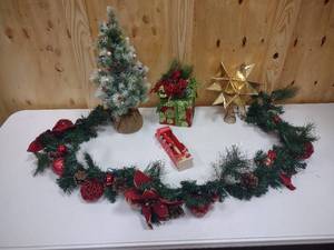 lot 109 image: Christmas trees decor, Tree topper star