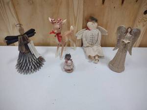 lot 111 image: Holday angels