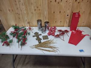 lot 124 image: Christmas d�cor