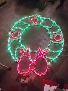 lot 133 image: Vintage Large Christmas Wreath with Berries