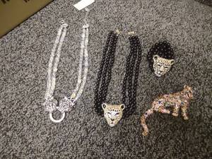 lot 48 image: Feline Necklace, Broche