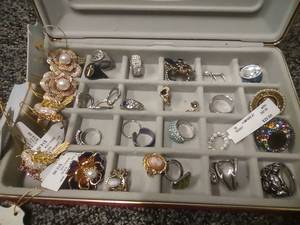 lot 49 image: Assorted Vintage Rings