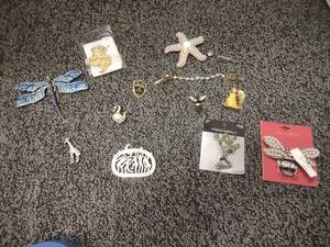 lot 50 image: Assorted Broches