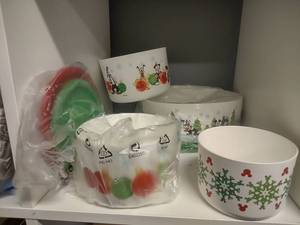 lot 70 image: Vintage Tupperware Holiday Contaoners with Lids