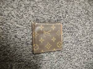 lot 82 image: Geniune Louis Vuitton Wallet UsedBroken in.