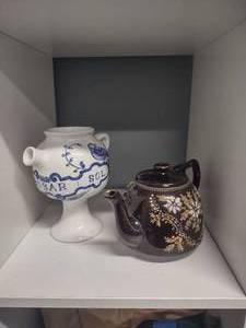 lot 88 image: Lilly Portugal 1989 chipped spout tea pot, PriceBros Non skid Tea Pot England
