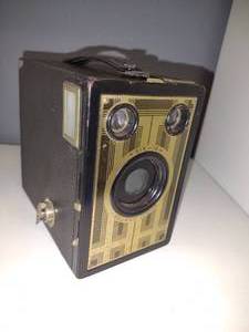 lot 6 image: Vintage Six-16 Brownie Junior Camera