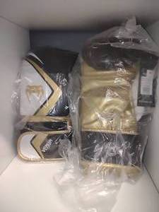 lot 15 image: Venum 16oz. Boxing Gloves