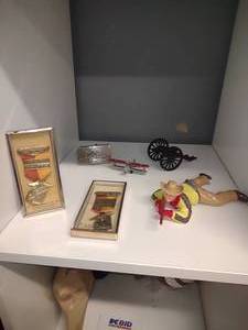 lot 18 image: Leatherneck Rifle Military award, Vintage plastic crawling cowboy