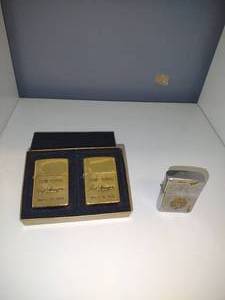lot 19 image: Zippo, Zippo flashlits golden tone 1999 Dow 10,000