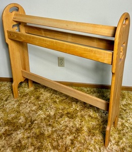 lot 19 image: Quilt Rack with Letter E Cutout