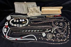 lot 8 image: Vintage Jewelry and Purse Lot