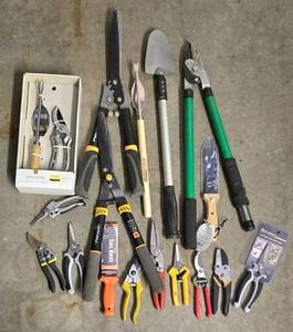 lot 462K image: G - Collection of Garden Tools and Pruning Shears Including Fiskars and Threshold