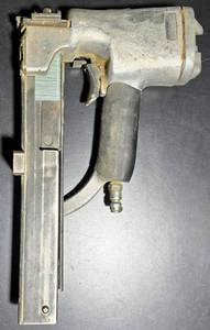 lot 655K image: G - Industrial Pneumatic Staple Gun with Rubber Grip