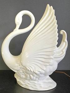 lot 664K image: G - Vintage Maddux Swan TV Lamp Planter