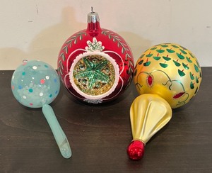 lot 40R image: S - Set of 3 Beautiful Hand-Blown Glass Christmas Ornaments