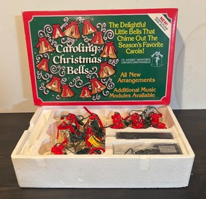 lot 78R image: FR - New Ye Merrie Minstrel Caroling Christmas Bells Set