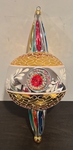 lot 187R image: S - Large and Festive Christmas Ornament