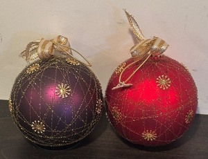 lot 306R image: S - Set of 2 Ornaments with Gold Mesh Accents