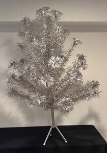 lot 385R image: FR - Vintage Aluminum Tinsel Christmas Tree