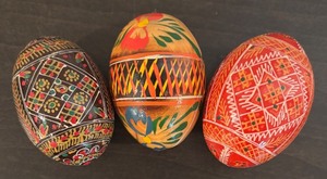 lot 443R image: S - Set of 3 Hand-Painted Wooden Ukrainian Eggs